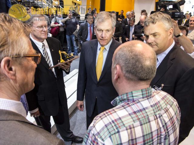 CAT_CEO_Doug_Oberhelman_Bauma_2013_3.jpg