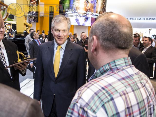 CAT_CEO_Doug_Oberhelman_Bauma_2013_4.jpg