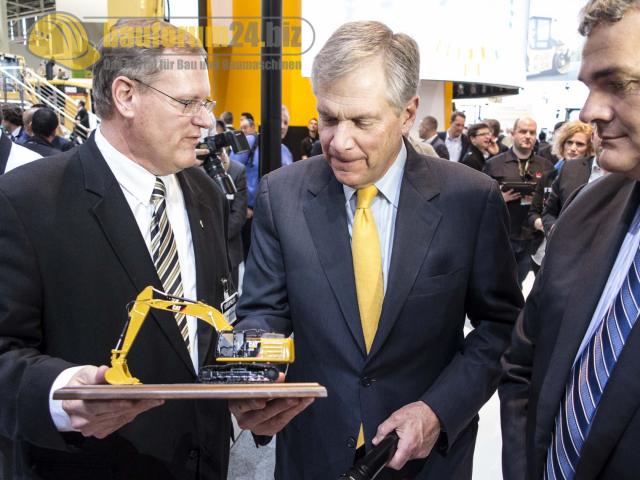 CAT_CEO_Doug_Oberhelman_Bauma_2013_6.jpg