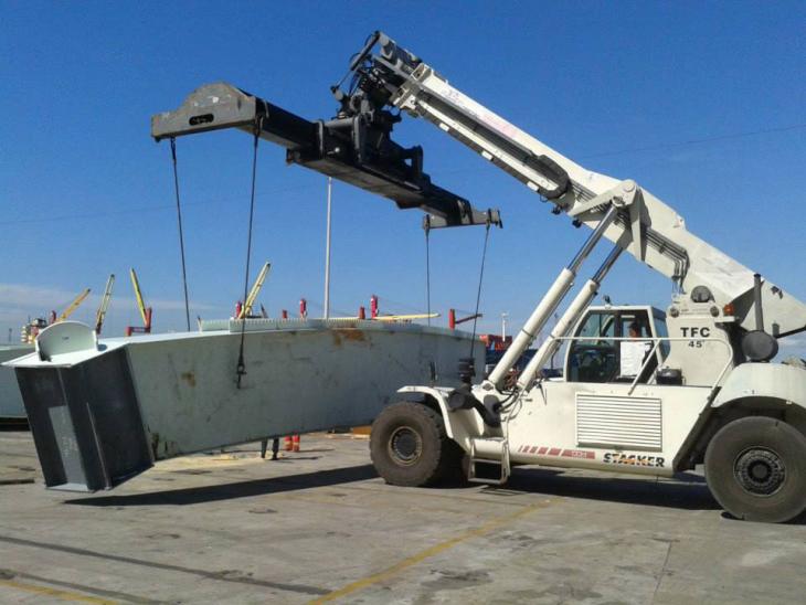 Terex_TFC_45_Reachstacker.jpg