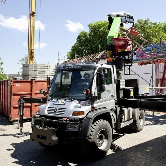 Mercedes_Unimog_Palfinger_Kran.jpg