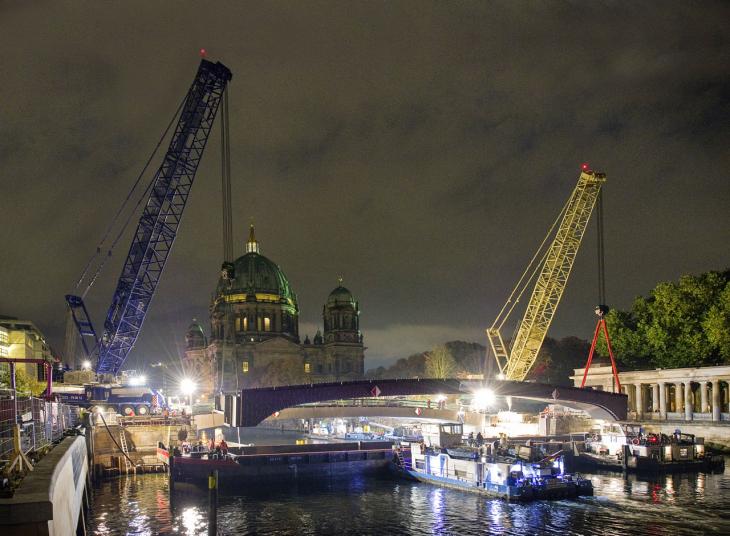 Liebherr_LG_1750_Friedrichsbruecke_Berlin.jpg