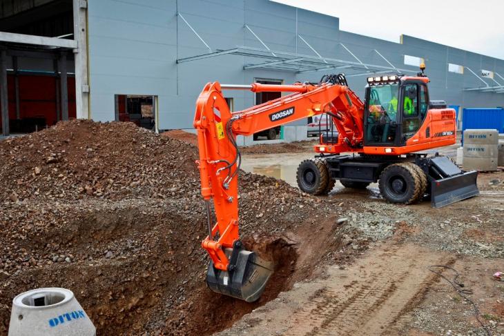 Doosan_Wheeled_Excavator_DX190W_3_Bucket_Construction_01_131113.jpg