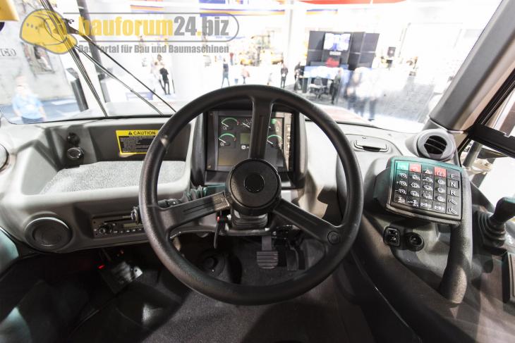 conexpo2014_john_deere_25.jpg