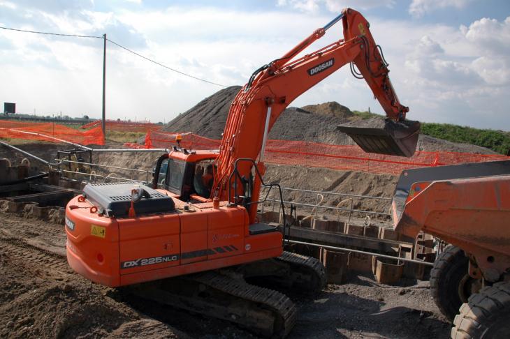Doosan_DX225NLC.jpg