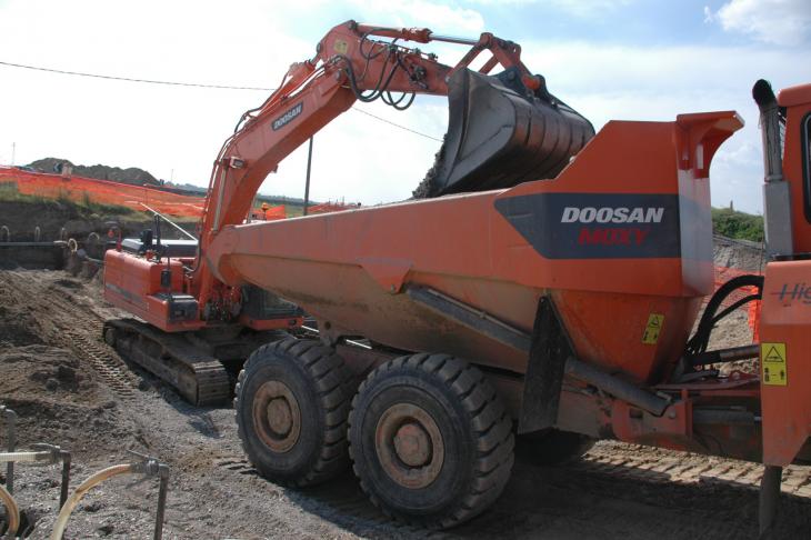 Doosan_DX225NLC_Moxy_Dumper.jpg