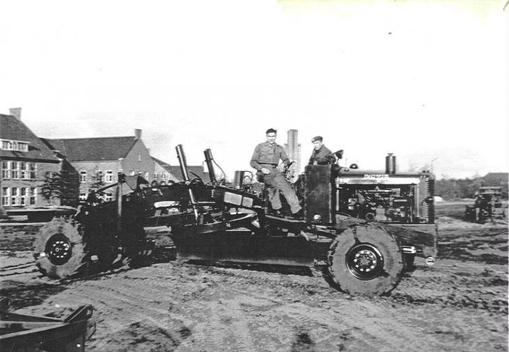 Austin_Western_Grader_Dutch_Army_1952_with_my_brother.jpg