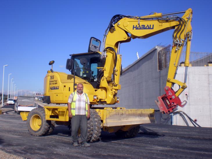 Komatsu_PW118MR_8_2.jpg