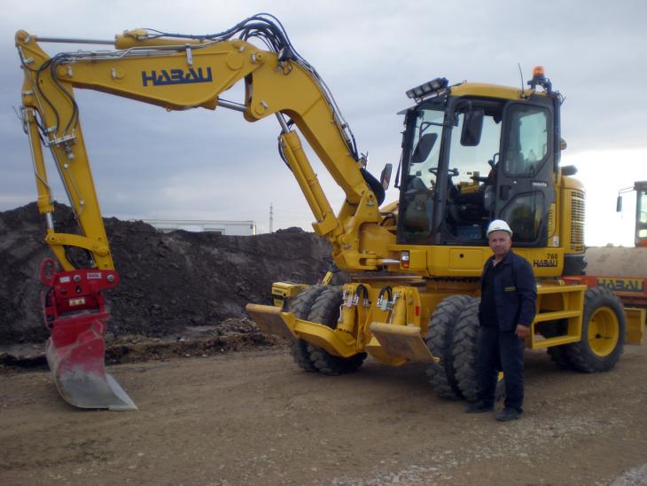 Komatsu_PW118MR_8_5.jpg