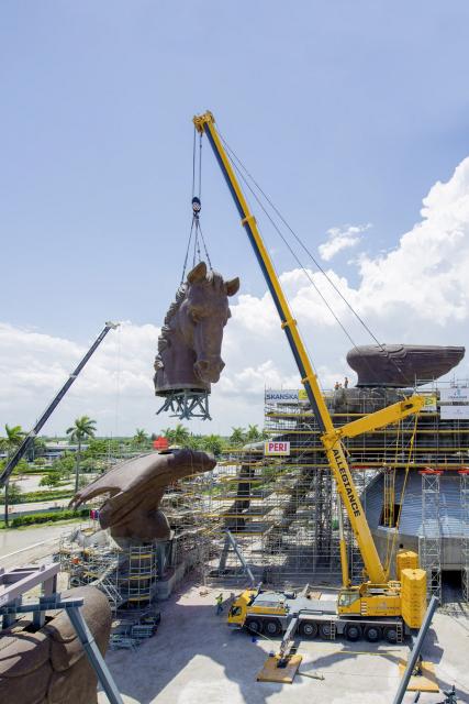 liebherr_LTM_1400_7_1_pegasus_head_Bauforum24.jpg