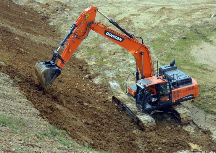 Doosan_DX300LC_5_Erdwall_2.jpg