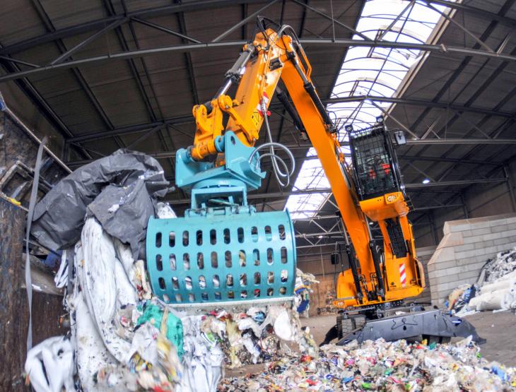 JCB_JS200W_Wastemaster_Glitzner_Recycling_Greifer.jpg