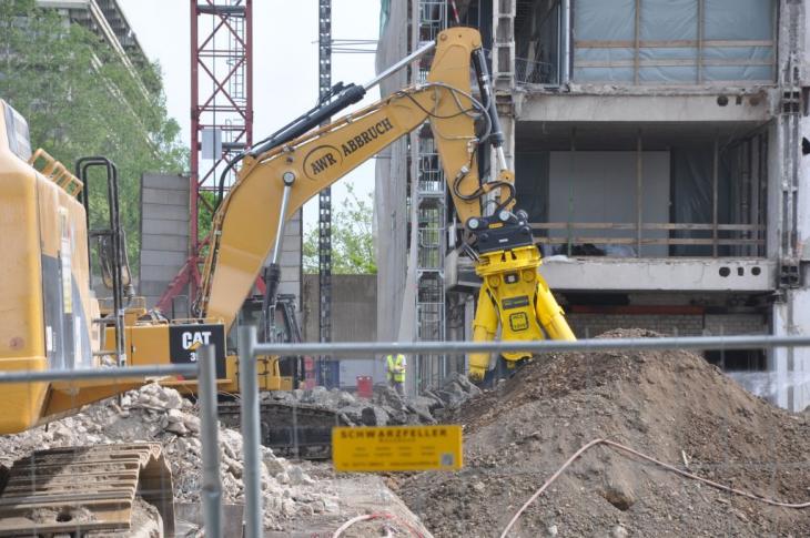 CAT390F_2.jpg