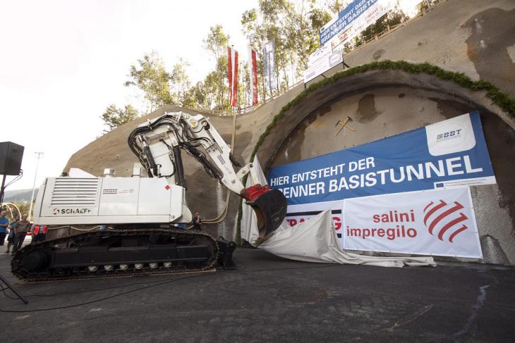 Schaeff_Tunnelbagger_Brenner_Basistunnel_Anstich_Tulfes.jpg