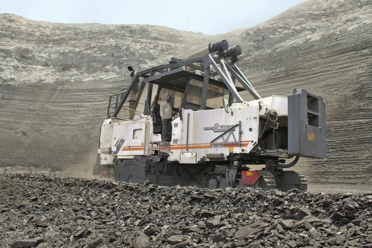 Wirtgen_Surface_Miner_SM_2200_Gevra_Mine_Indien_1.jpg