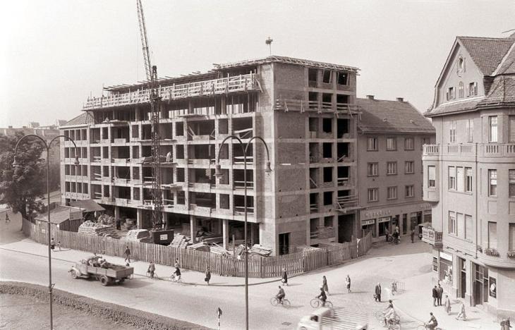 Gradnja_stanovanjsko_poslovne_stavbe_na_Trgu_revolucije_1960.jpg
