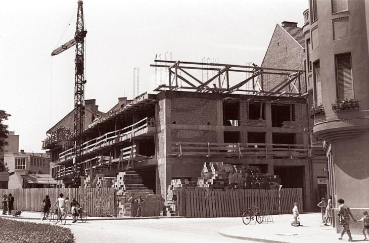 Gradnja_poslovno_stanovanjske_stavbe_na_Trgu_revolucije_1960.jpg