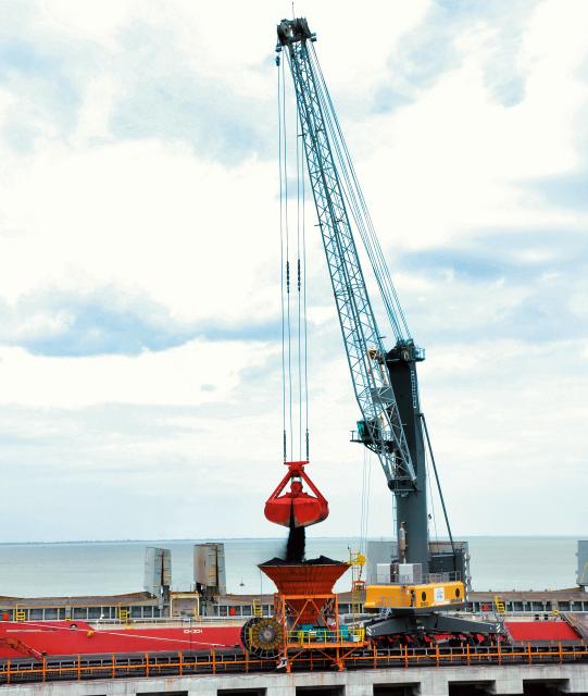 Liebherr_LHM550_Bulk_Operation.jpg