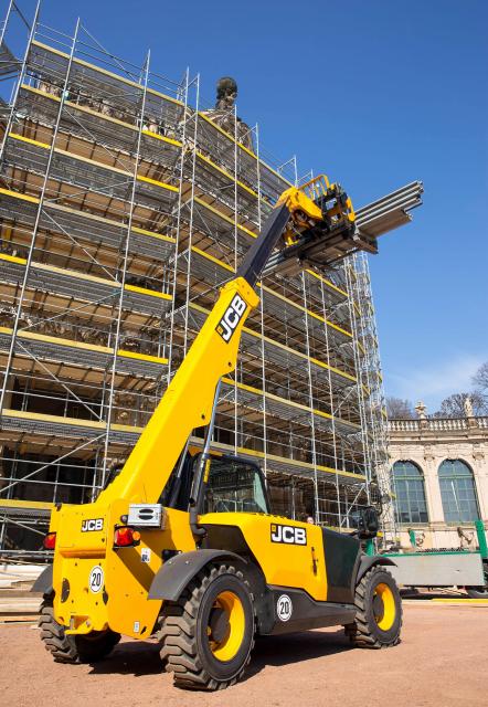 JCB_525_60_Teleskoplader_Wallpavillon_Zwinger_Dresden_1.jpg