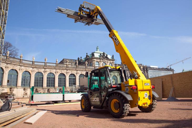 JCB_525_60_Teleskoplader_Wallpavillon_Zwinger_Dresden_2.jpg