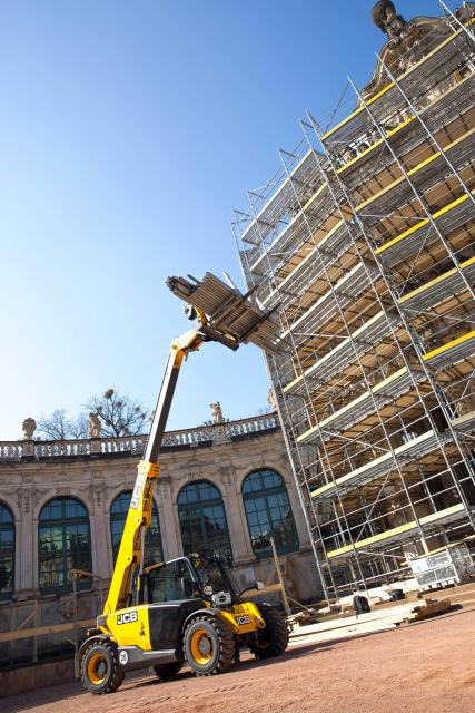 JCB_525_60_Teleskoplader_Wallpavillon_Zwinger_Dresden_3.jpg