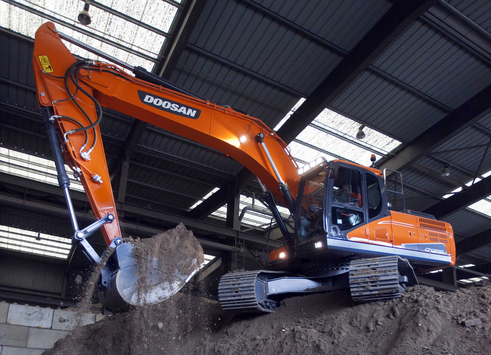 Досан экскаватор. Doosan 255 LC V. Doosan dx255. Doosan dx255lc-5 specificaties. Экскаватор Doosan 210 с гидромолотом.