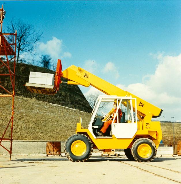 1977___the_launch_of_the_520_telescopic_handler_revolutionised_the_placing_and_handling_of_loads_02.jpg