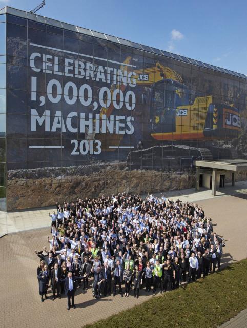 2013___employees_celebrate_the_production_of_JCB_s_one_millionth_machine_02.jpg