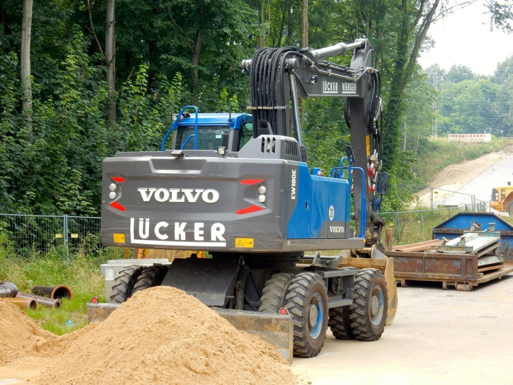 Lücker Volvo EW180E 001.jpg