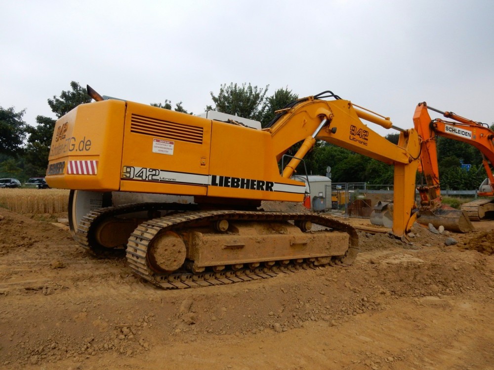 Liebherr 942 002.jpg