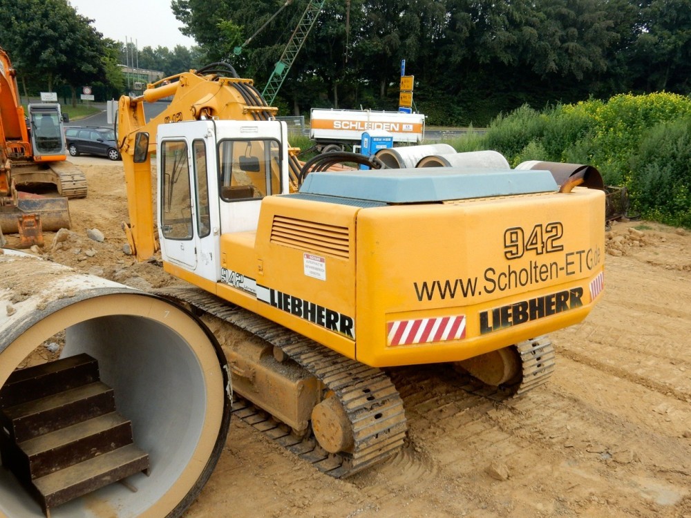 Liebherr 942 003.jpg