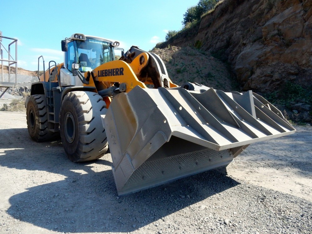 RPBL Liebherr 586 001.jpg
