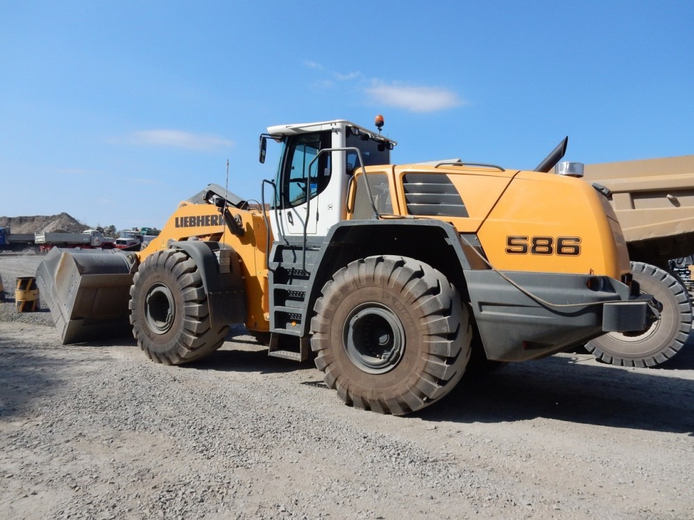 RPBL Liebherr 586 003.jpg