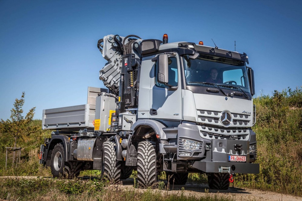 bf24-Mercedes-Benz Arocs, Energiewirtschaft, mit Ladekran und Ballastbrücke.jpg