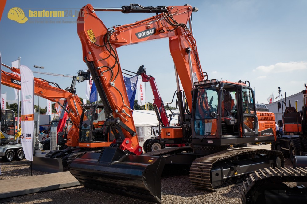 Doosan_DX235LC.jpg