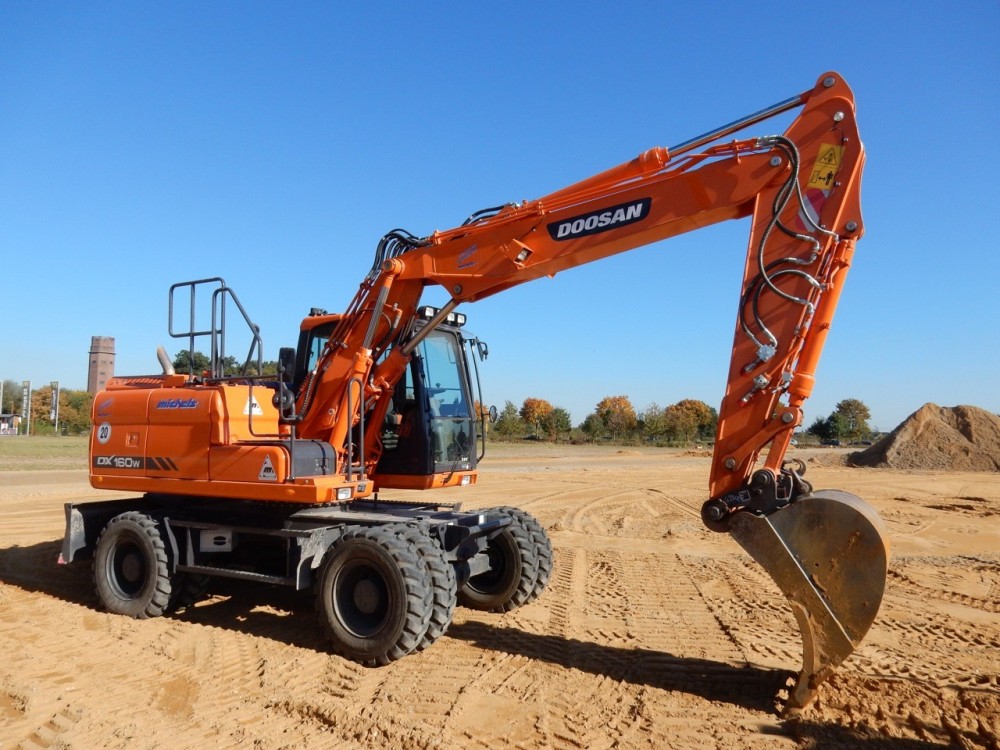 Doosan DX 160 W 001.jpg