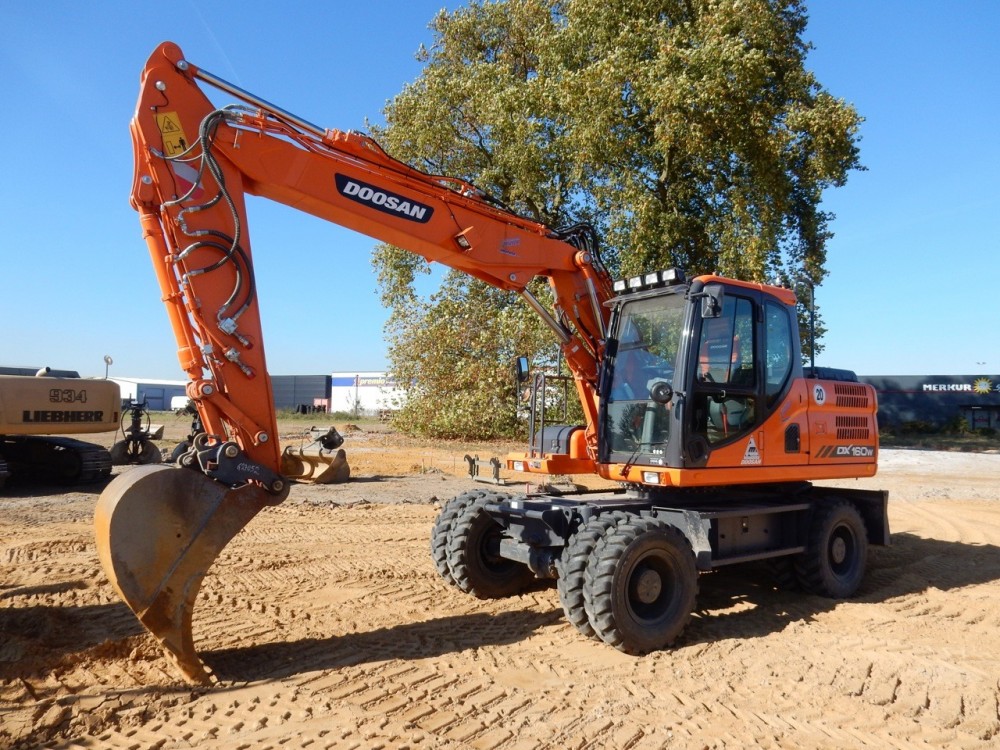 Doosan DX 160 W 002.jpg