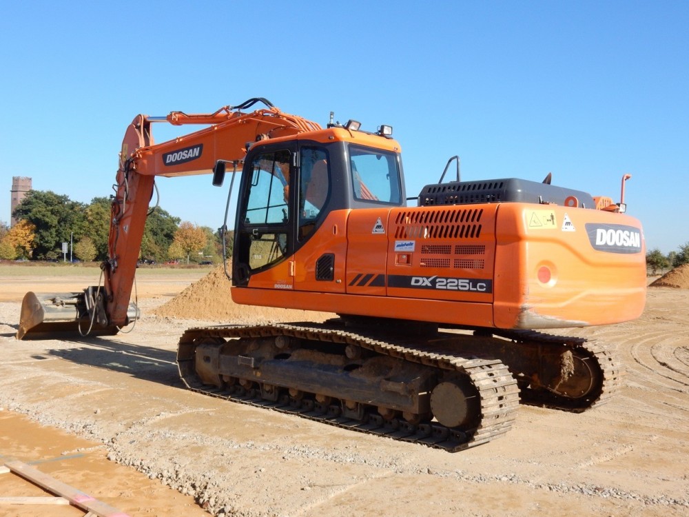 Doosan DX 225 LC 001.jpg