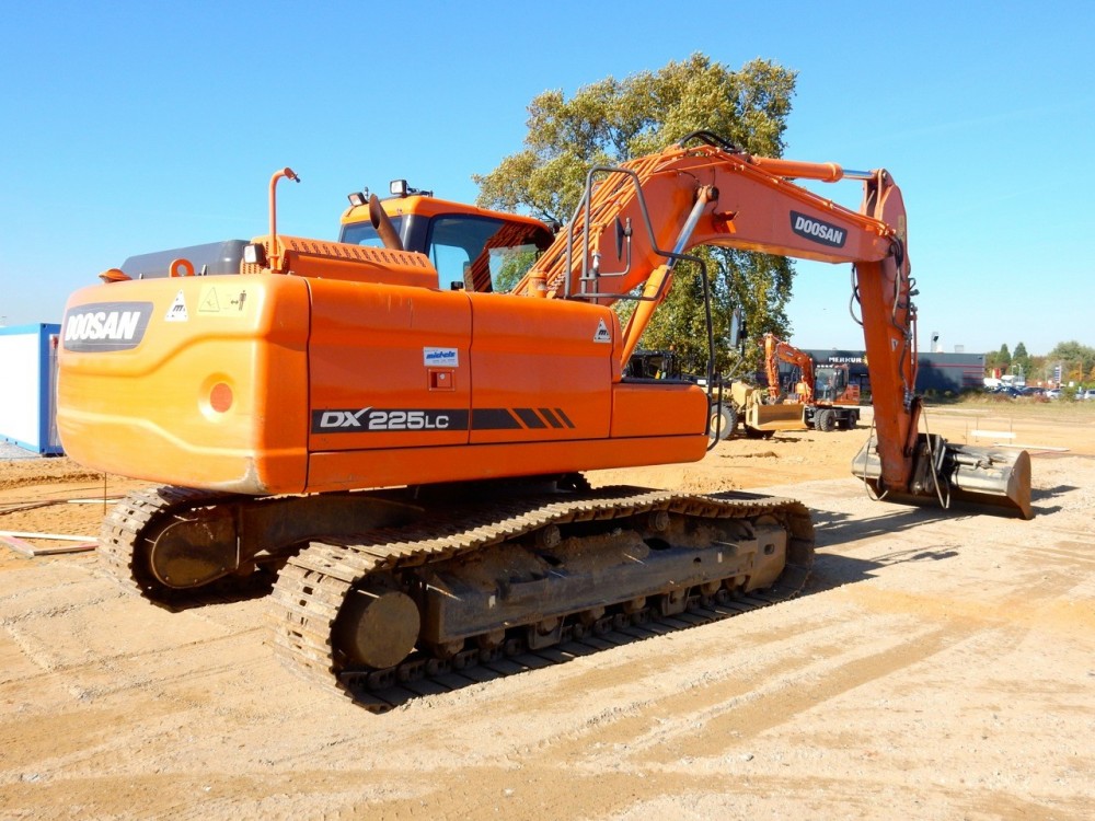 Doosan DX 225 LC 002.jpg