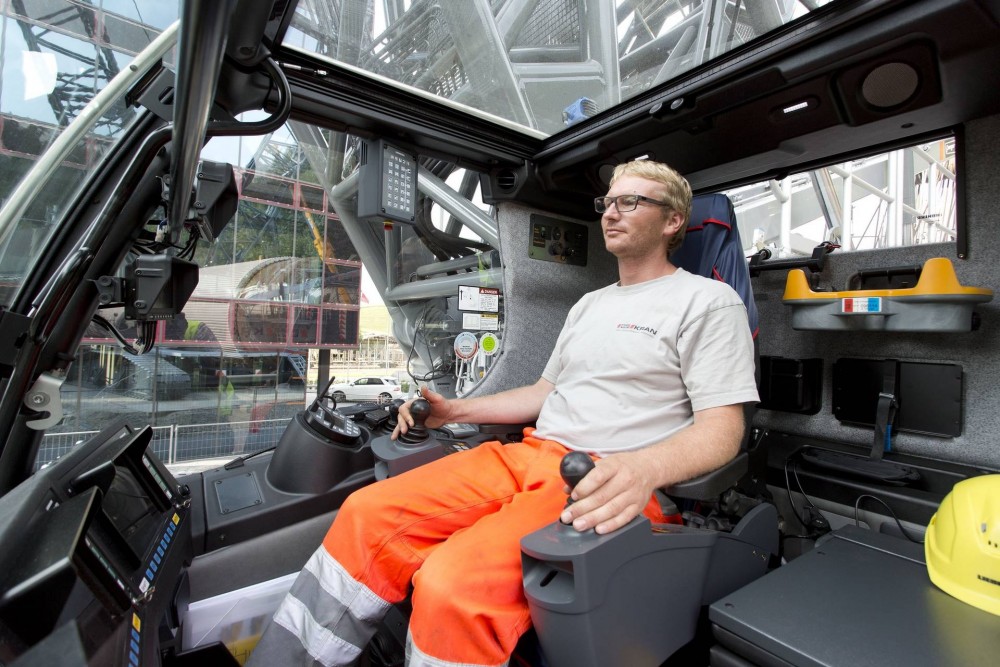 liebherr-crawler-crane-production-plant-crane-operator_1920.jpg