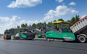 Mehr Informationen zu "Vögele Fertiger auf Drag-Race-Strecke"