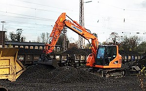 Mehr Informationen zu "Doosan DX 140 von HKL bei Gleisarbeiten"