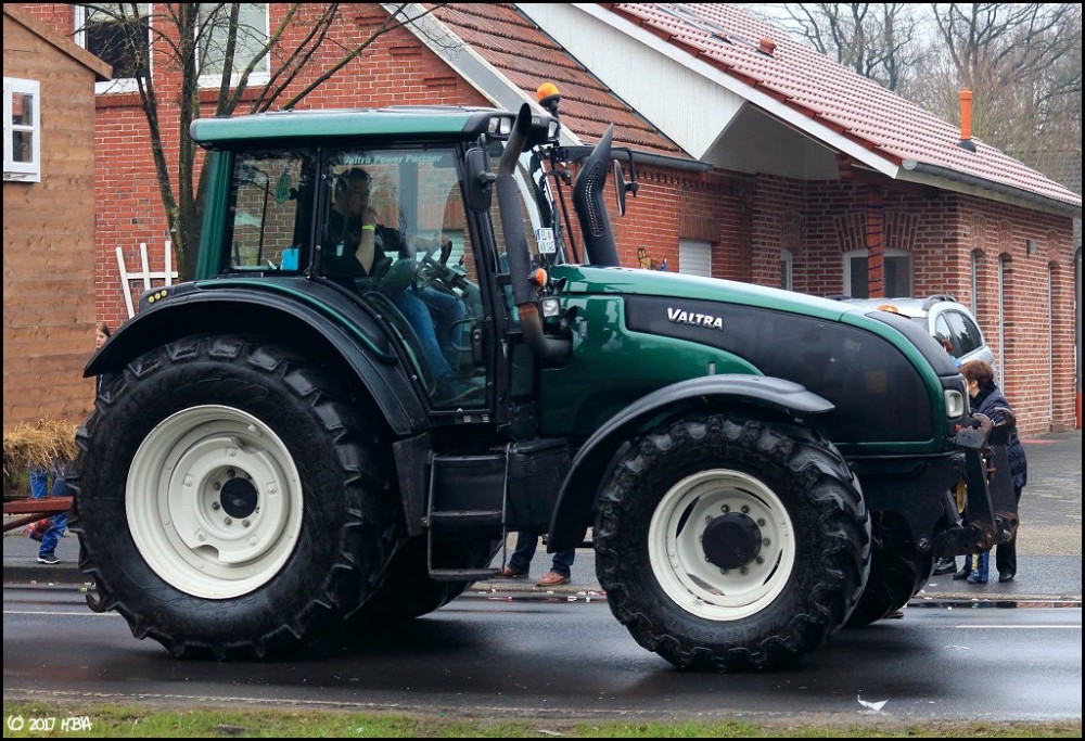 Valtra2.thumb.jpg.a10fa2fbe113fe9fd9765ee1235ee528.jpg