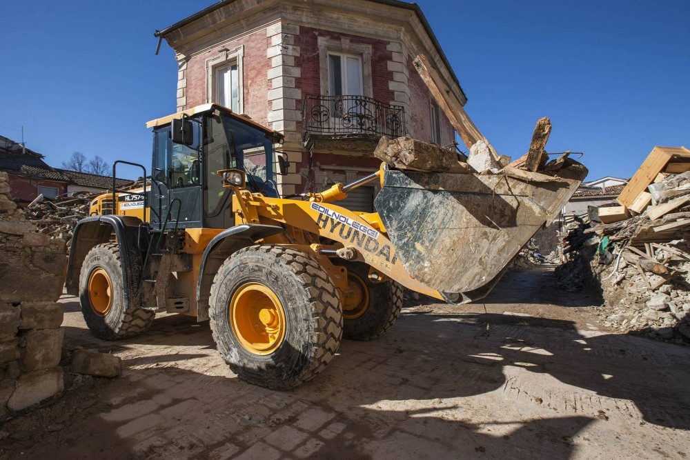 Hyundai HL757-9A Radlader bei Aufräum- und Wiederaufbauarbeiten nach dem Erdbeben 2016 in Mittelitalien