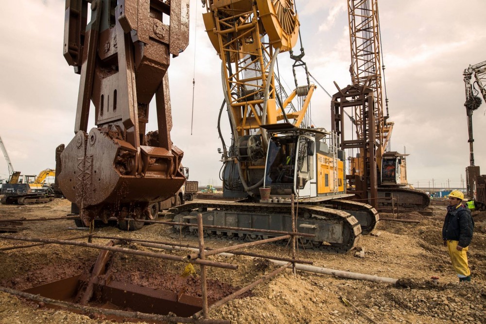 Liebherr Seilbaggers vom Typ HS 8100 HD beim Suezkanal 