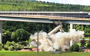 Mehr Informationen zu "Brückenabbruch durch Sprengen"