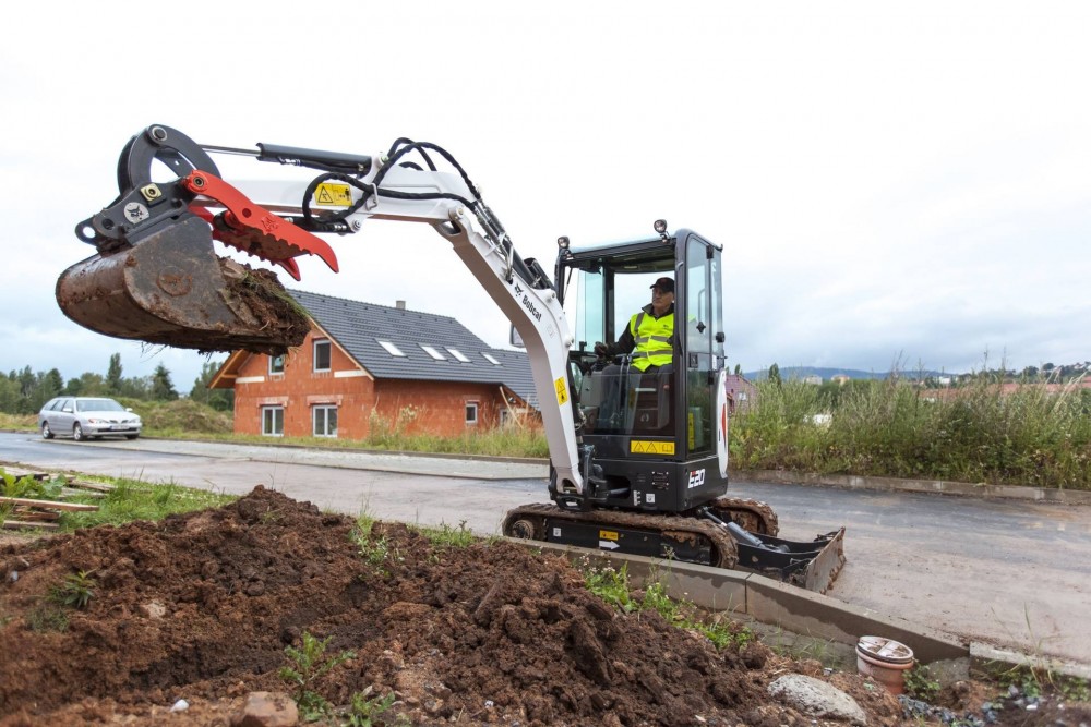 Bobcat E20 mit Hydraulikklammer_1920.jpg