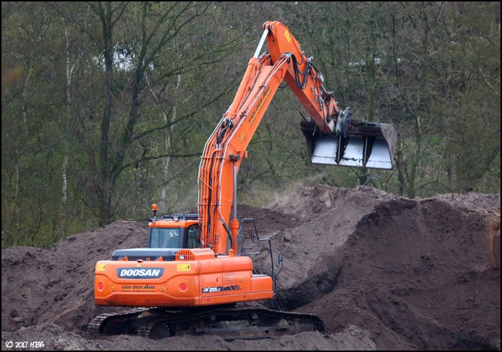 Doosan_DX255LC_VanDerAhe.thumb.jpg.60c44826dcda997d7df897b7060be745.jpg