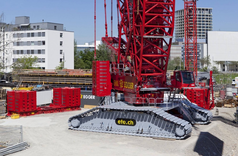 Links ist die Derrickballast-Platte mit der Aussparung für den VarioTray gut zu erkennen. Rechts hinter dem Kran steht der VarioTray-Ballast