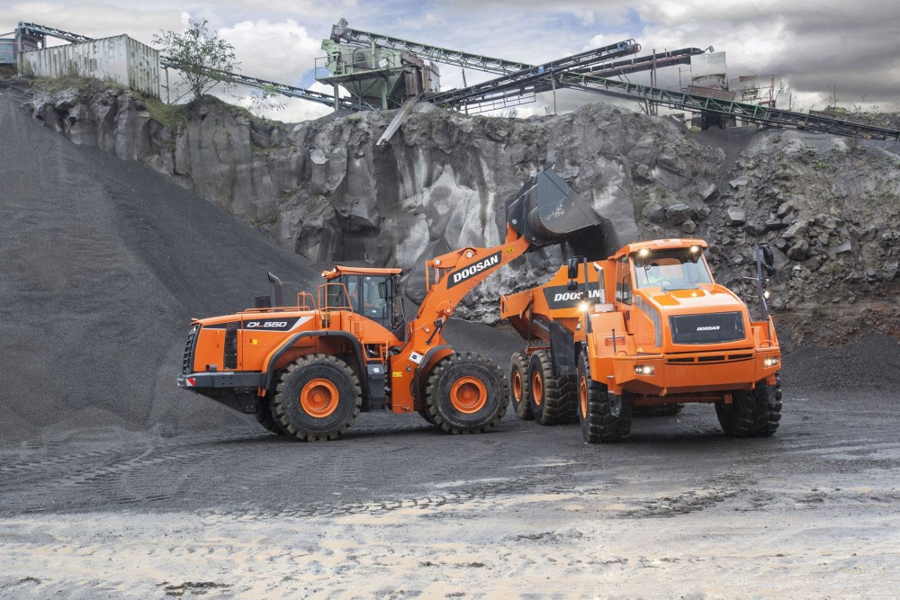 Doosan Radlader DL 550-5 und Muldenkipper DA 40